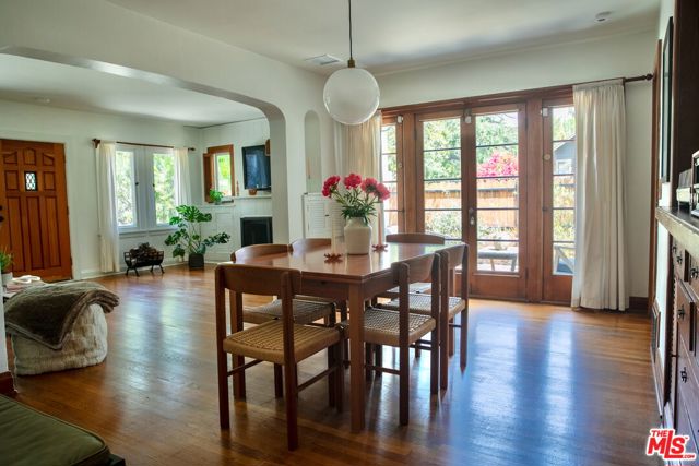 898 N Chester Avenue, Pasadena CA: https://media.crmls.org/mediaz/750acc76-a80e-4a92-9697-fc2063114912.jpg