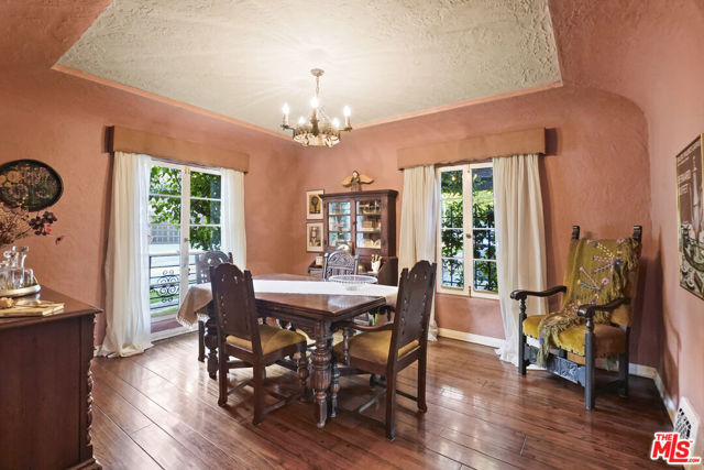 1326 Cordova Avenue, Glendale CA: https://media.crmls.org/mediaz/750d24f6-509a-41d3-b1f0-276f6bea4d3e.jpg