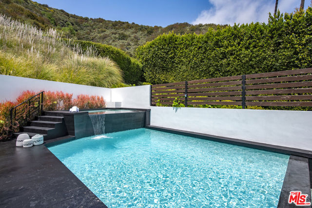9852 San Circle, Beverly Hills CA: https://media.crmls.org/mediaz/750d4a21-d688-49f3-9c2a-4385d90afd0e.jpg