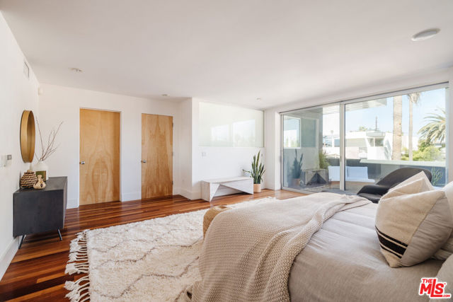 1320 Abbot Kinney Boulevard, Venice CA: https://media.crmls.org/mediaz/750d7ae7-c46a-4035-9ba1-9151b11c4793.jpg