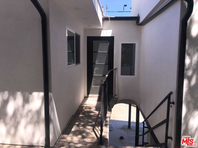 6900 Treasure Trail, Los Angeles CA: https://media.crmls.org/mediaz/750d9a7e-8d97-4ede-a2ba-47a273c4714c.jpg