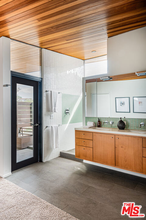 1855 Redcliff Street, Los Angeles CA: https://media.crmls.org/mediaz/750e01d2-16d8-4ce5-8daf-db459d6f960d.jpg