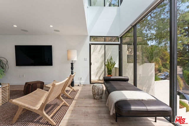 6469 Rodgerton Drive, Los Angeles CA: https://media.crmls.org/mediaz/750e4dec-cc6d-49ef-8ce5-966984d276d2.jpg