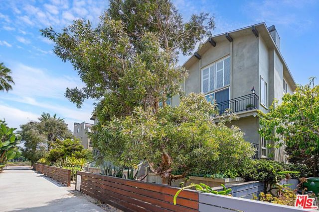 20 1/2 NORTHSTAR Street, Marina del Rey CA: https://media.crmls.org/mediaz/750e9d43-6725-40b7-b9ab-382da2d64e89.jpg