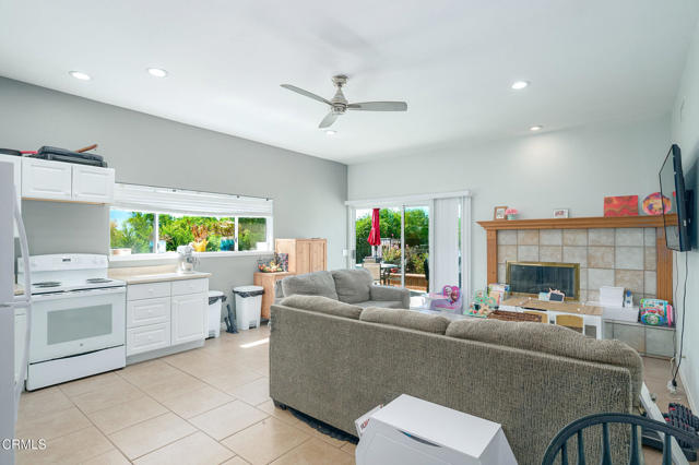 2207 Terra Bella Lane, Camarillo CA: https://media.crmls.org/mediaz/7511ffa4-e76f-42c0-bafa-82c475e665d9.jpg