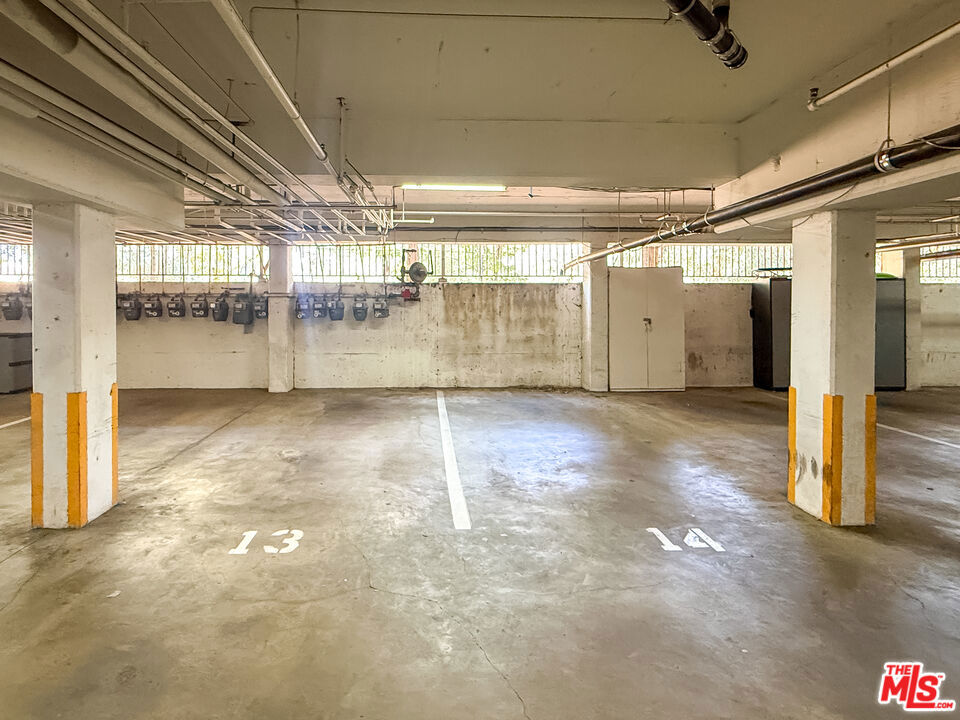 https://media.crmls.org/mediaz/75128b76-c14e-49a5-b885-dc598e88a957.jpg?preset=X-Large