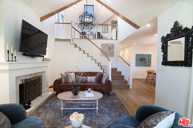 342 N Citrus Avenue, Los Angeles CA: https://media.crmls.org/mediaz/7512e0b7-615b-4ae3-84b9-c7ee4f0ea0d0.jpg