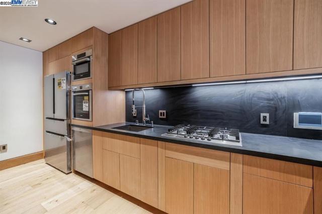 1208 Stanyan St, San Francisco CA: https://media.crmls.org/mediaz/75135ce0-7934-4ce5-bdb5-709aeb9dff3c.jpg