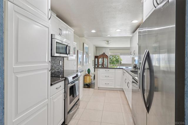 119 Spinnaker Ct, Del Mar CA: https://media.crmls.org/mediaz/751521fe-4e6a-46f1-90a3-207995e92cce.jpg