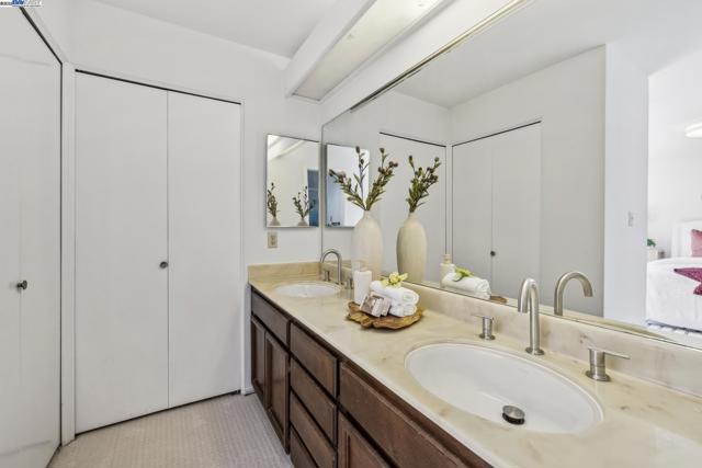 3483 Skyline Dr, Hayward CA: https://media.crmls.org/mediaz/7516c562-94fb-4e51-af6e-e999d0b29693.jpg