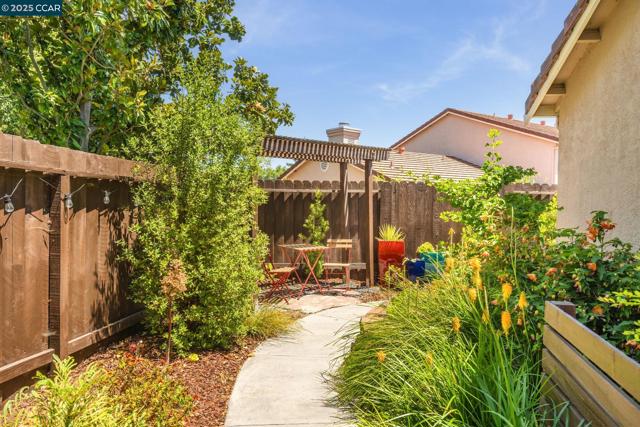 302 Columbia Cir, Benicia CA: https://media.crmls.org/mediaz/7516e020-a137-454e-86de-90e1637400b2.jpg