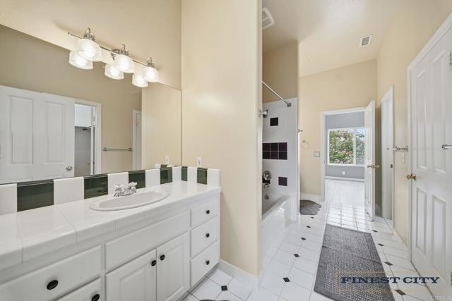 Detail Gallery Image 22 of 65 For 1925 Robinhood Rd, Vista,  CA 92084 - 5 Beds | 4/1 Baths