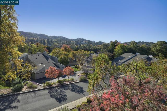 3050 Rossmoor Pkwy, Walnut Creek CA: https://media.crmls.org/mediaz/75181c65-4c3e-4a0b-8dbd-d0bf49bb974e.jpg