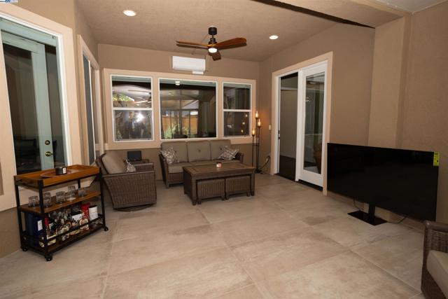 5090 Archcrest Way, Sacramento CA: https://media.crmls.org/mediaz/75183b30-0070-4177-a9c0-997d708012e3.jpg