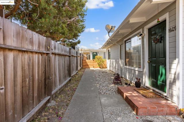 1611 Julia St, Berkeley CA: https://media.crmls.org/mediaz/75185b8e-b9fd-4ae3-b8e1-49912a175a23.jpg