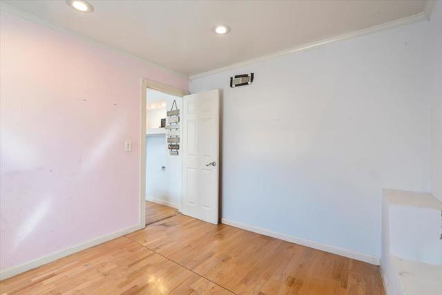 9401 Castlewood Street, Oakland CA: https://media.crmls.org/mediaz/75187969-93c5-4c89-946b-2c2d0b4a1b55.jpg