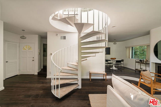 11752 Bellagio Road, Los Angeles CA: https://media.crmls.org/mediaz/7518d792-4e55-4ae9-b66e-b0ade9d505ba.jpg