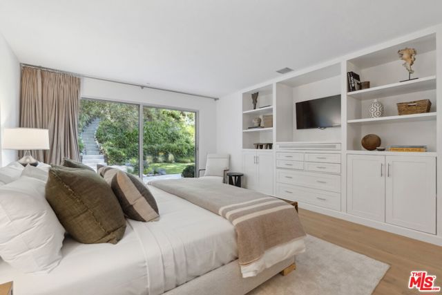 1726 Stone Canyon Road, Los Angeles CA: https://media.crmls.org/mediaz/7519f509-155f-44a9-844a-a21e0f430b04.jpg