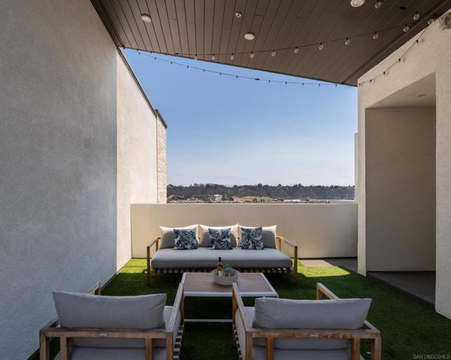 2731 Via Avella, San Diego CA: https://media.crmls.org/mediaz/751a9629-dbcb-49d5-bd34-31e35952b96d.jpg