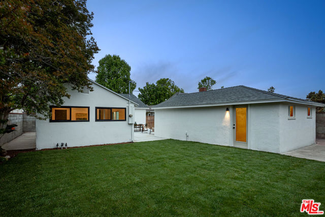 7609 Alverstone Avenue, Los Angeles CA: https://media.crmls.org/mediaz/751c2a3b-41ef-4d36-b966-2f441cd3c3cb.jpg