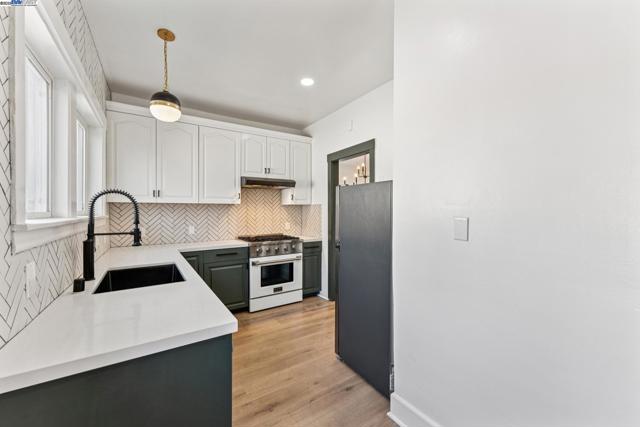 2734 Macarthur Blvd, Oakland CA: https://media.crmls.org/mediaz/751cfdc5-314f-4986-a895-c2870c3e8da6.jpg