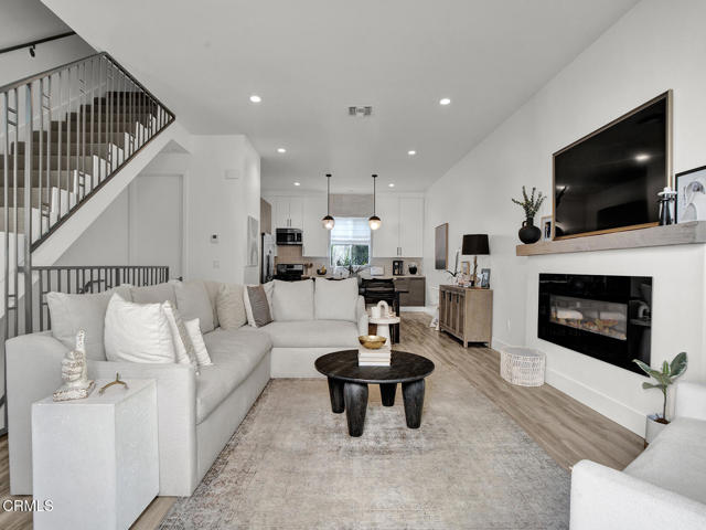 5662 Hazeltine Avenue, Van Nuys CA: https://media.crmls.org/mediaz/751d992f-f97c-4568-8ff3-4bb5393c043d.jpg