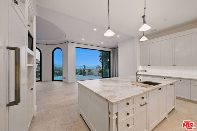 1675 Woods Drive, Los Angeles CA: https://media.crmls.org/mediaz/751dcd8b-8355-4c28-b79f-678fef909b1c.jpg
