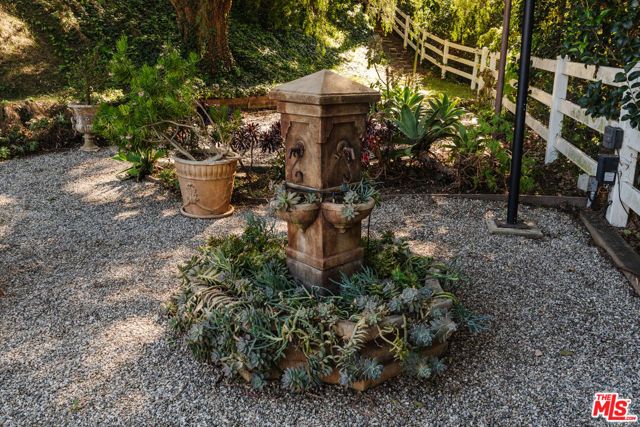 4 Buckboard Lane, Rolling Hills CA: https://media.crmls.org/mediaz/751e6173-ce2b-47fe-baa7-6d31d615e4b0.jpg