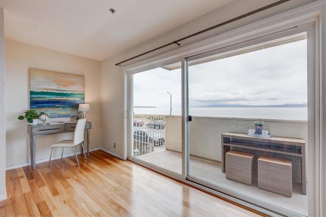 933 Shoreline Drive, Alameda CA: https://media.crmls.org/mediaz/751e7a43-1f92-4065-a92c-2db7341d8fb5.jpg