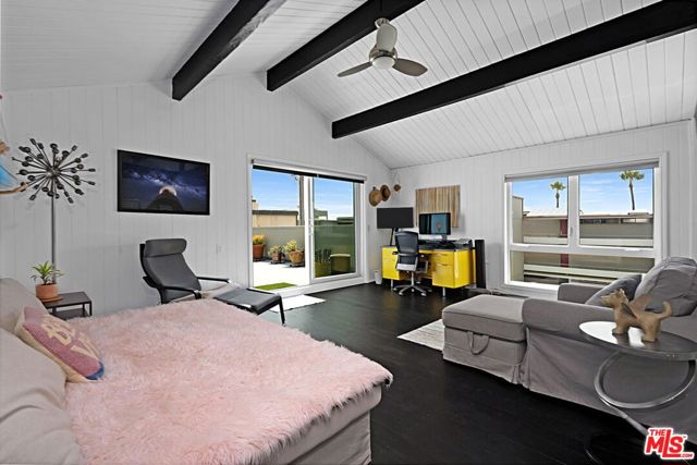 20 1/2 NORTHSTAR Street, Marina del Rey CA: https://media.crmls.org/mediaz/751f471e-f0ba-4083-ad22-f9cc94e6271b.jpg
