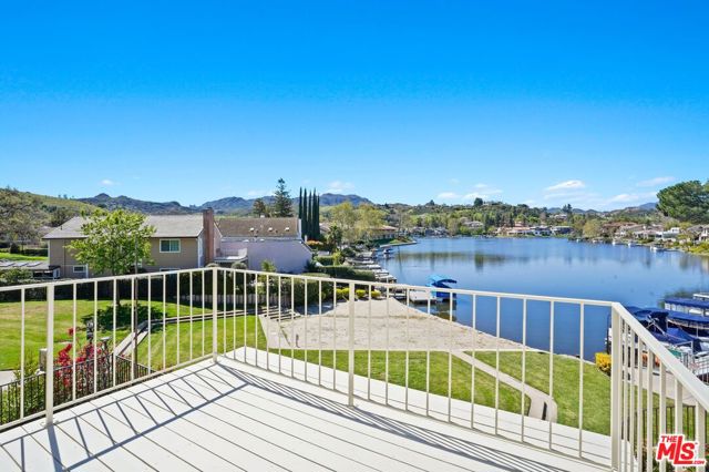 32134 Beachlake Lane, Westlake Village CA: https://media.crmls.org/mediaz/7520212d-55a1-4113-b232-a7474cc595bd.jpg
