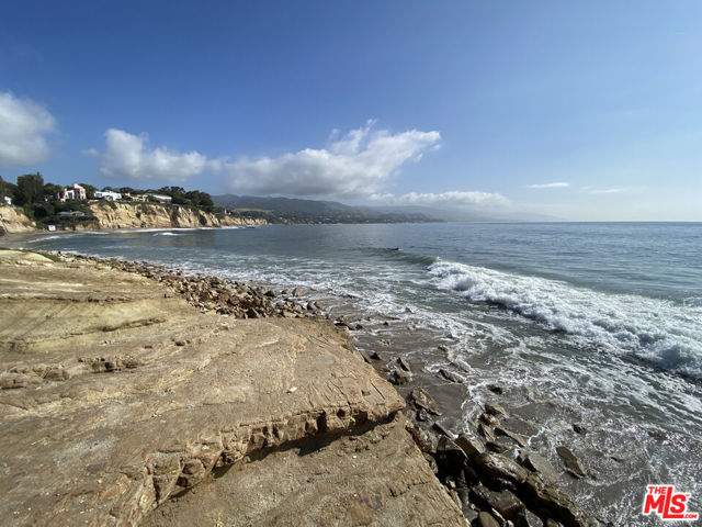 6970 Fernhill Drive, Malibu CA: https://media.crmls.org/mediaz/7520a07c-9dd2-42c5-adf4-a6f03f82defb.jpg