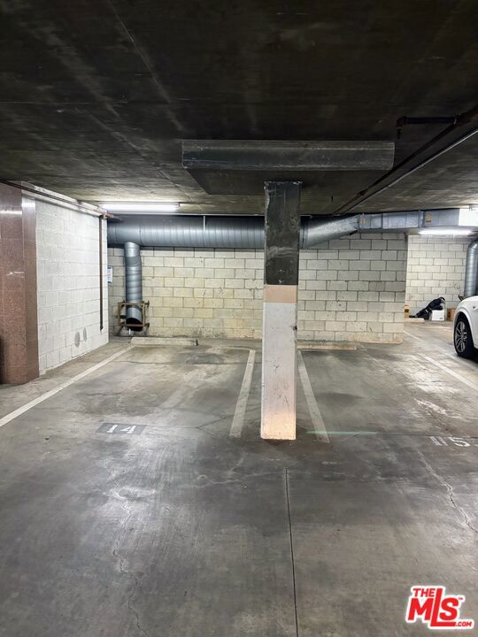 2222 N Beachwood Drive, Los Angeles CA: https://media.crmls.org/mediaz/7520e39d-918a-432a-8048-fd4f1bcfeeea.jpg