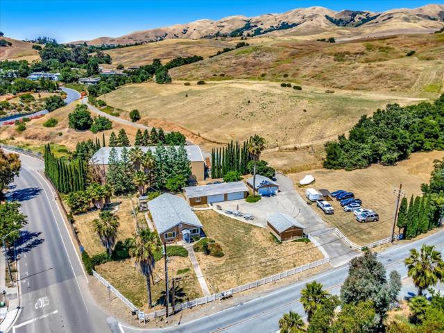 1995 Old Calaveras Road, Milpitas CA: https://media.crmls.org/mediaz/75214c96-5f96-441b-b349-e6fa63906391.jpg
