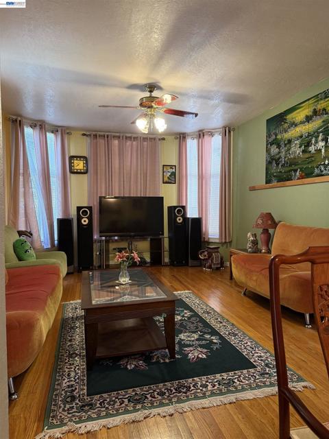 663 25TH Street, Oakland CA: https://media.crmls.org/mediaz/75237969-8113-480a-a6b0-f8931697118f.jpg