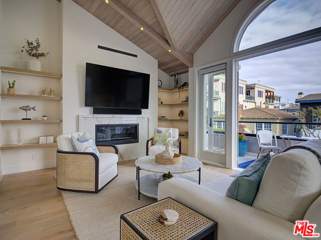 209 19th Street, Manhattan Beach CA: https://media.crmls.org/mediaz/7523c368-77ba-4ff8-ac93-01989d92108e.jpg