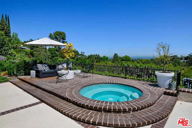 17237 Quesan Place, Encino CA: https://media.crmls.org/mediaz/7523c8d0-785e-492b-8aa5-80c72155bfb7.jpg