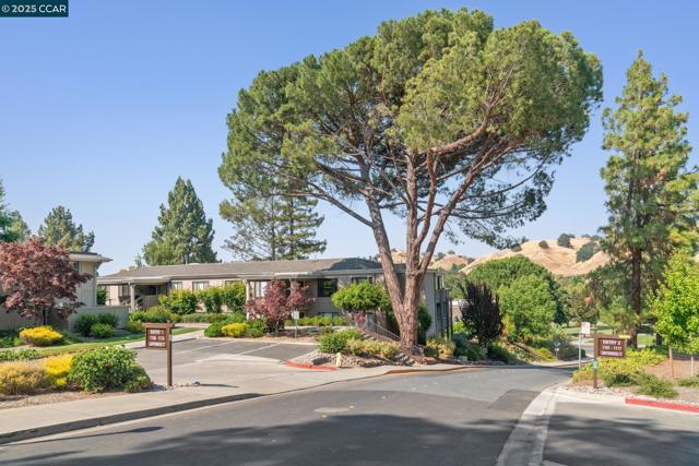 1150 Canyonwood Court, Walnut Creek CA: https://media.crmls.org/mediaz/7523d6ca-55cd-4699-ad57-e64a3a841446.jpg