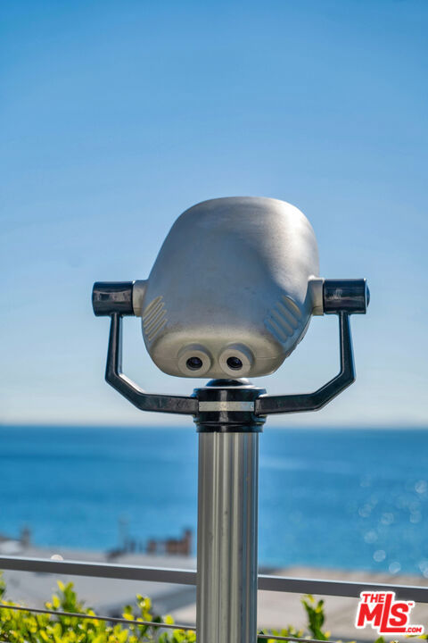 25423 Malibu Road, Malibu CA: https://media.crmls.org/mediaz/7524139a-a453-4bd7-b174-cca8d0aaae02.jpg