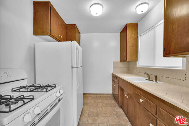 938 15th Street, Santa Monica CA: https://media.crmls.org/mediaz/75243436-6127-4530-bbf1-b11f2d530b17.jpg