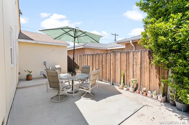 619 Maydee ST, Duarte CA: https://media.crmls.org/mediaz/7524c2ff-5679-4342-a5e5-4c8fd17eca33.jpg
