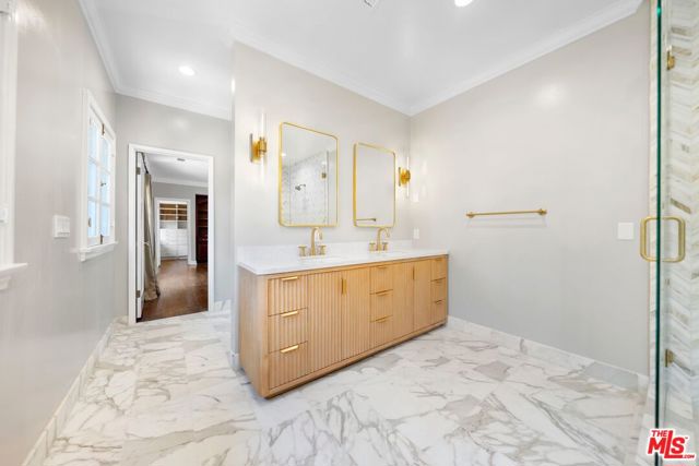 1004 N Beverly Drive, Beverly Hills CA: https://media.crmls.org/mediaz/7524f167-bb28-4875-9459-c40a677c4f06.jpg