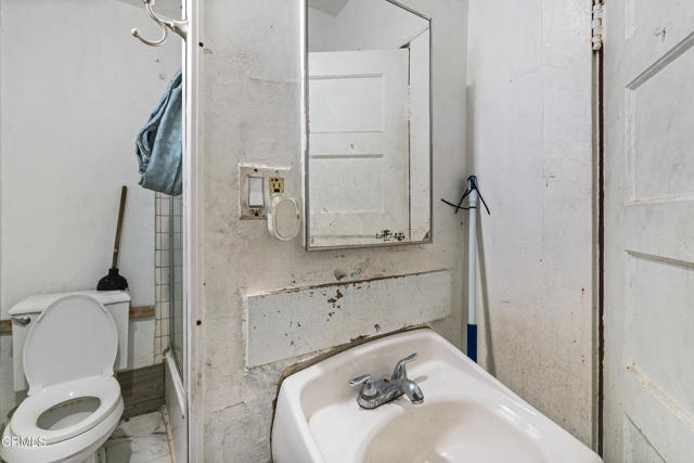 1156 S Alma Avenue, Los Angeles CA: https://media.crmls.org/mediaz/75251647-b873-418f-838a-5eae37aa3096.jpg
