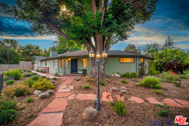 6001 Oakdale Avenue, Woodland Hills CA: https://media.crmls.org/mediaz/752653a6-6612-40d0-9a75-44d3420736e0.jpg