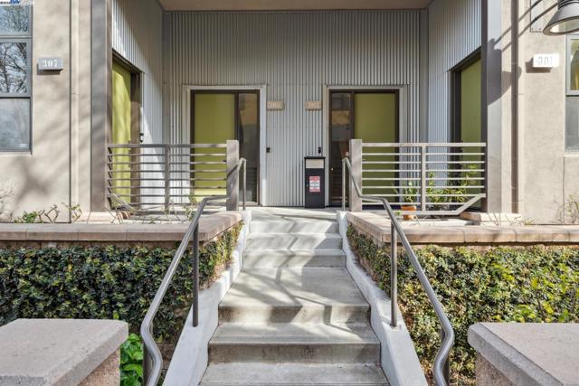303 Bowsman Ct, Oakland CA: https://media.crmls.org/mediaz/7527146c-45f0-410b-bcab-2e0751a7db81.jpg