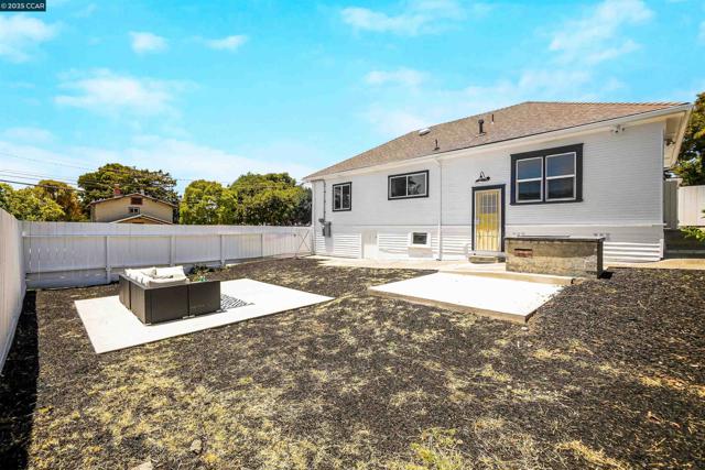 2718 Carmel St, Oakland CA: https://media.crmls.org/mediaz/75275ed1-ba08-4e79-ac14-502d10d826ac.jpg