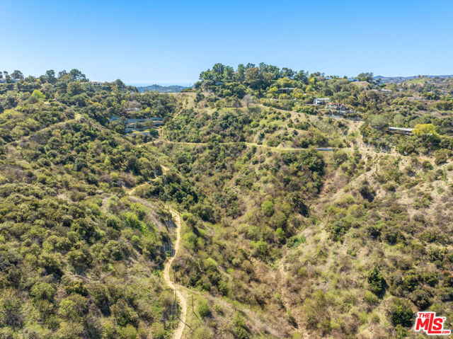 35551 N Dixie Canyon Avenue, Sherman Oaks CA: https://media.crmls.org/mediaz/7527feb5-57f6-4721-9af3-f95879547ea6.jpg