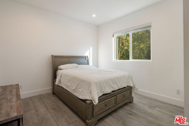 13822 Oxnard Street photo 20