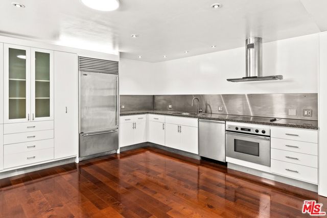 535 OCEAN Avenue, Santa Monica CA: https://media.crmls.org/mediaz/7528a272-916d-4ef2-9429-bec6c9c1b327.jpg