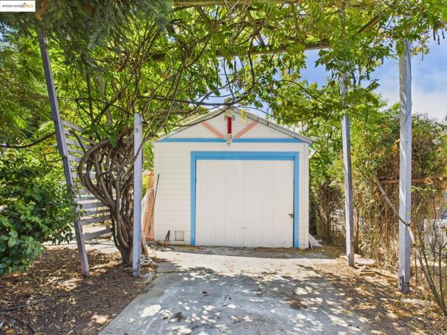 1545 Mariposa St, Richmond CA: https://media.crmls.org/mediaz/7528edea-ebf5-4699-9c5c-a0caa338b6e7.jpg